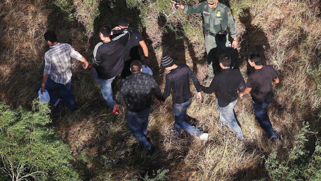 Agentes da Polícia de Fronteira dos Estados Unidos detém imigrantes sem documentos, perto da fronteira com o México, nos arredores da cidade de San Isidro, no estado do Texas - 06/08/2015