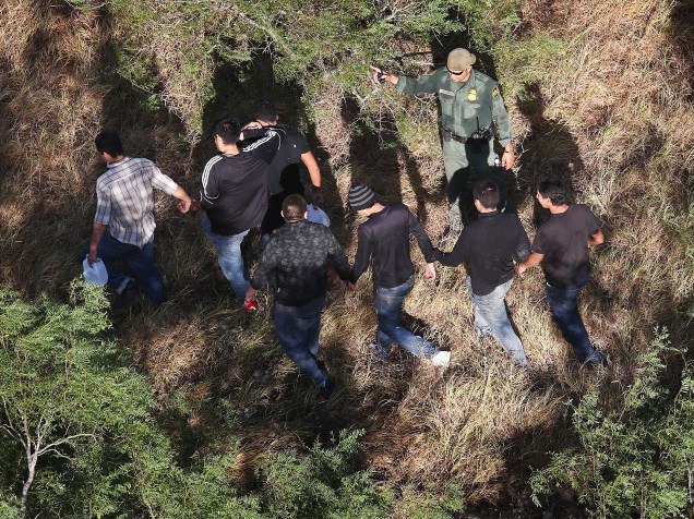 Agentes da Polícia de Fronteira dos Estados Unidos detém imigrantes sem documentos, perto da fronteira com o México, nos arredores da cidade de San Isidro, no estado do Texas - 06/08/2015
