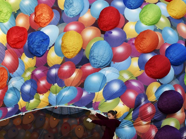 Balões são inflados durante o Festival Internacional de Bristol, no sudoeste da Inglaterra - 06/08/2015