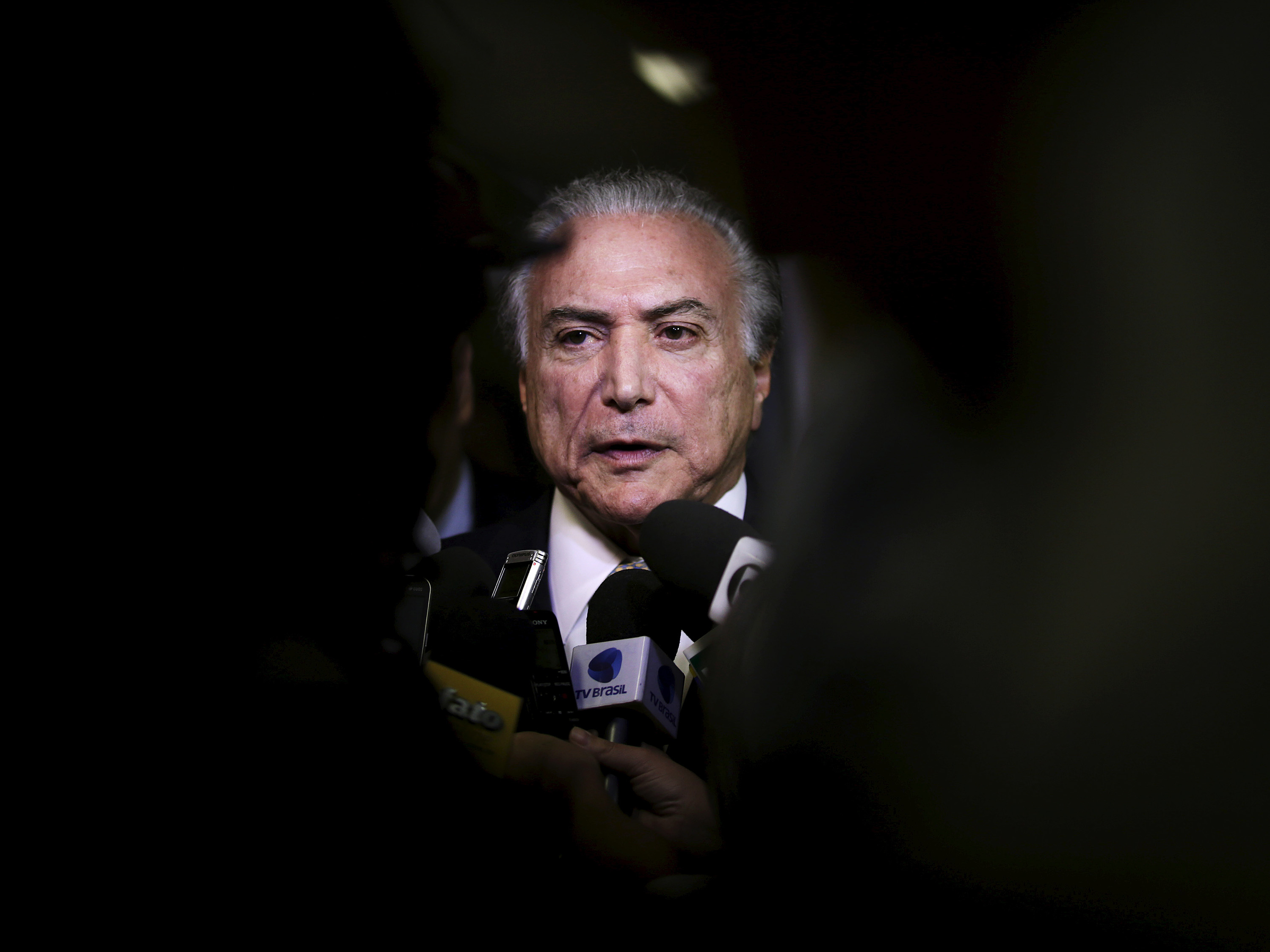Vice-presidente da República, Michel Temer, fala a jornalistas em Brasília - 06/08/2015