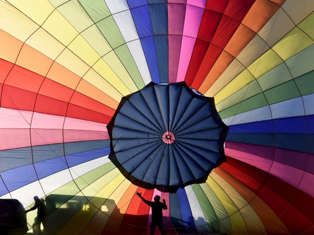 Equipe de balonismo trabalhou durante o Festival Internacional de Bristol, no sudoeste da Inglaterra