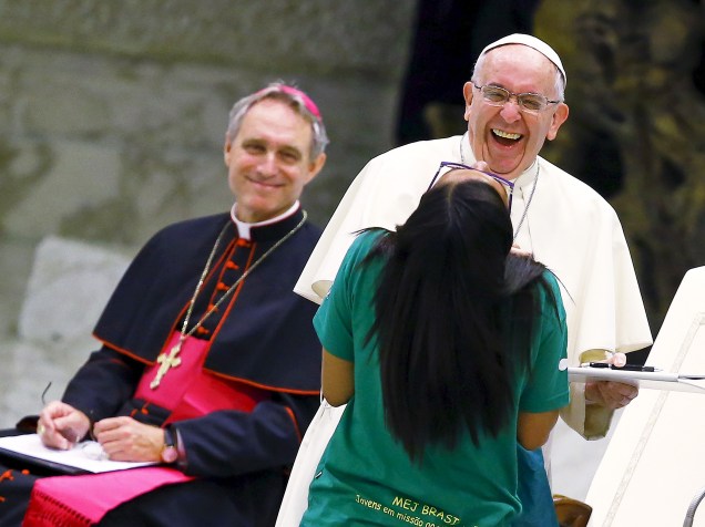 Papa Francisco brincou durante audiência especial com os membros da Eucaristia juvenil na Sala Paulo 6º, no Vaticano