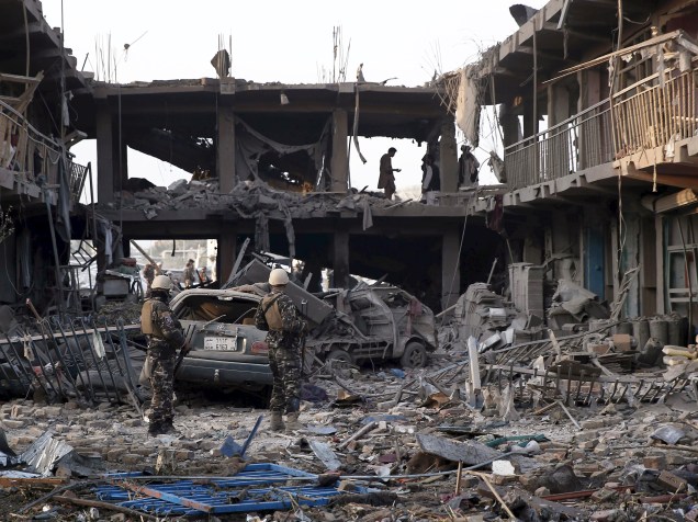 Soldados observaram prédio do exército destruído após explosão de um carro-bomba em Cabul, no Afeganistão