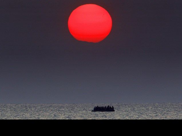 Um barco superlotado com refugiados sírios é visto no mar Egeu entre a Turquia e a Grécia, após a quebra de seu motor - 11/08/2015