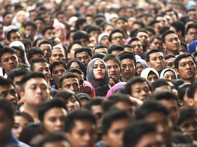 Milhares de desempregados esperam do lado de fora do Estádio Gelora Bung Karno, em Jacarta, na Indonésia, durante um processo de seleção de emprego  - 11/08/2015