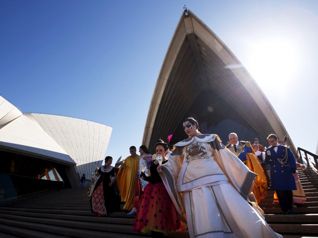 Cantores de ópera participam de evento promocional em frente ao Sydney Opera House, na Austrália - 11/08/2015