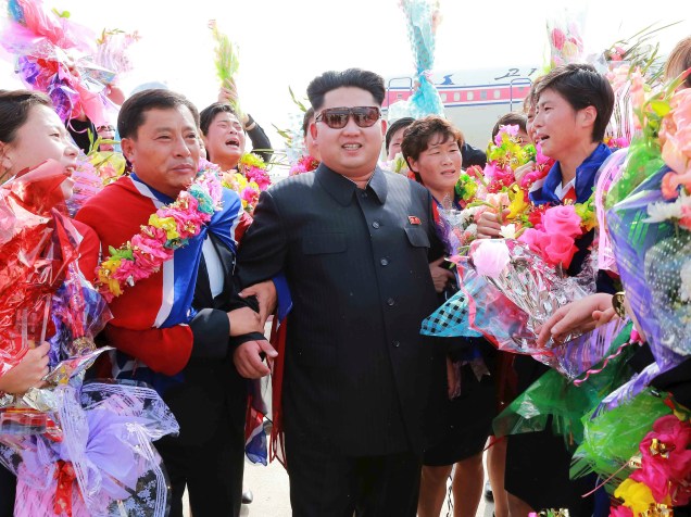 O ditador norte-coreano Kim Jong Un, cumprimenta a equipe de futebol feminino do país na chegada das atletas ao Aeroporto Internacional de Pyongyang, após conquista da Copa do Leste Asiático
