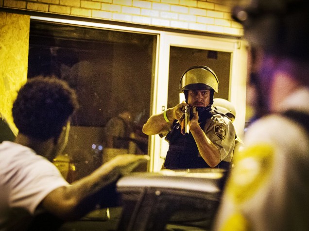 Policiais do Condado de St Louis prendem um manifestante durante protesto pelo aniversário de um ano, da morte do jovem negro Michael Brown, em Ferguson, Missouri - 11/08/2015