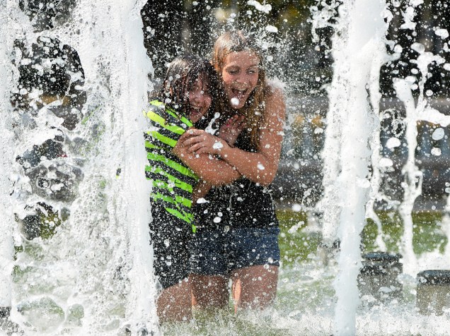 Meninas se refrescam em uma fonte durante dia de calor em Minsk. As temperatura na capital da Bielorrússia chegou aos 35 graus Celsius - 12/08/2015