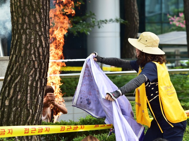Em frente à embaixada japonesa, sul-coreano coloca fogo no próprio corpo em protesto contra o uso de escravas sexuais durante a Segunda Guerra Mundial - 12/08/2015<br><br>