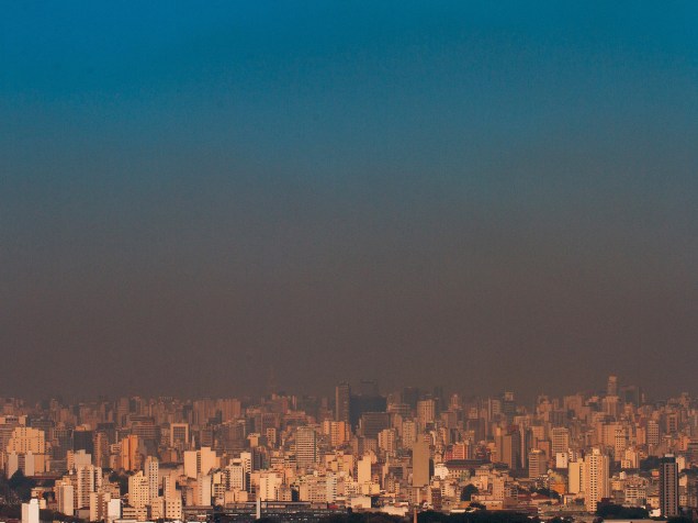 Camada de poluição que encobre a cidade de São Paulo é vista do bairro de Santana, na zona norte da capital. O tempo seco dificulta a dispersão dos poluentes na atmosfera