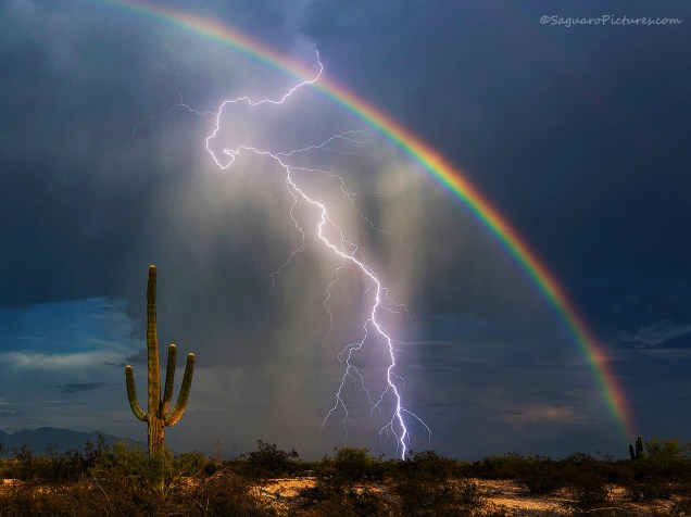 O fotógrafo do estado do Arizona, EUA, Greg McCown clica raio e arco-íris na mesma foto em deserto nos EUA