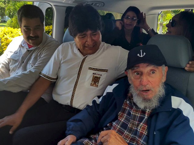 O ex-presidente de Cuba, Fidel Castro, e os presidentes da Bolívia, Evo Morales, e da Venezuela, Nicolás Maduro, são vistos em uma van em Havana, na quinta (13). Presidentes estão em Havana para celebrar os 89 anos do líder cubano