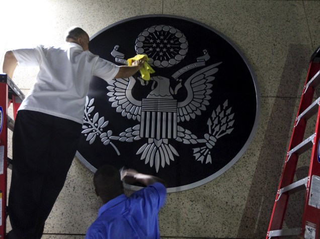 Trabalhadores instalam escudo na porta da embaixada dos EUA em Havana, antes de sua <em>reabertura</em><br><br>