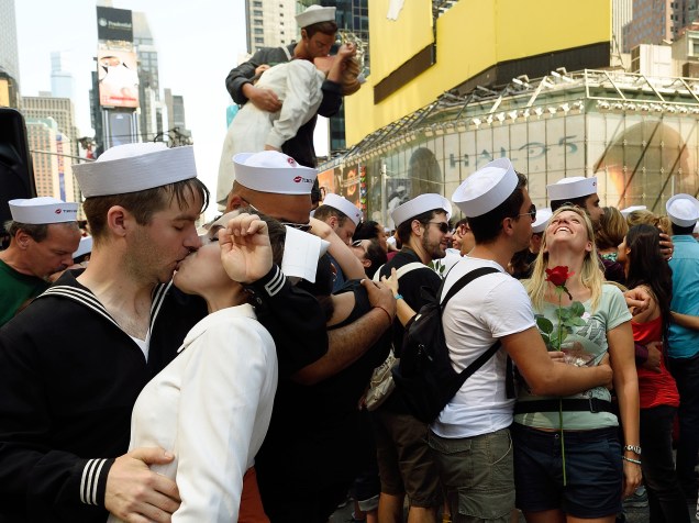 Casais se beijam na Times Square, em Nova York. Eles se encontraram para recriar a fotografia tirada por Alfred Eisenstaedt e publicada pela revista Life em agosto 1945, no fim da II Guerra Mundial