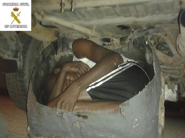 Um jovem africano é encontrado em compartimento de um carro enquanto tentava entrar na cidade de Melilla, na Espanha