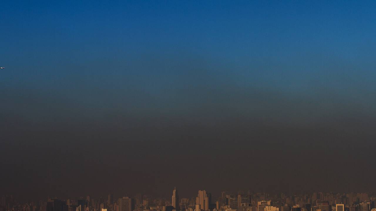 Camada de poluição vista do bairro de Santana, na zona norte da capital paulista, nesta sexta-feira (14). O CGE alerta para os baixos índices de umidade relativa do ar, que devem atingir valores próximos aos 30% nas horas mais quentes