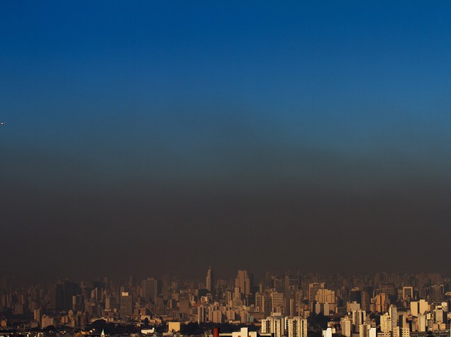 Camada de poluição vista do bairro de Santana, na zona norte da capital paulista, nesta sexta-feira (14). O CGE alerta para os baixos índices de umidade relativa do ar, que devem atingir valores próximos aos 30% nas horas mais quentes