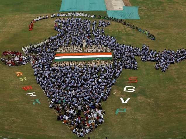 Estudantes formam o mapa da Índia dentro de uma escola durante as comemorações do Dia da Independência, em Ahmedabad, Índia - 14/08/15