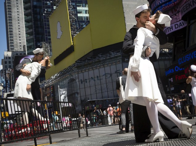 Atores encenam beijo na Times Square, em Nova York. Eles se encontraram para recriar a fotografia tirada por Alfred Eisenstaedt e publicada pela revista Life em agosto 1945, no fim da II Guerra Mundial - 14/08/2015