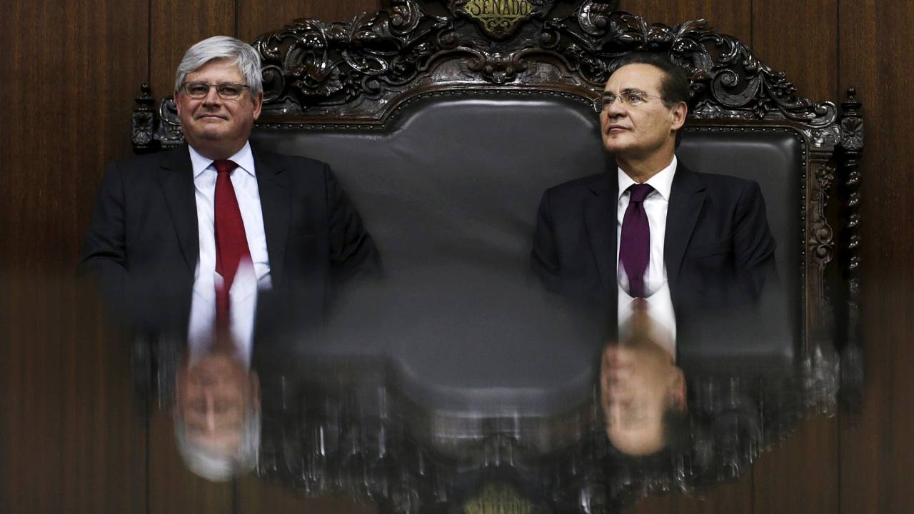 Presidente do Senado Renan Calheiros (PMDB-AL) conversa com o procurador-geral da República, Rodrigo Janot, durante reunião em Brasília (DF) - 17/08/2015