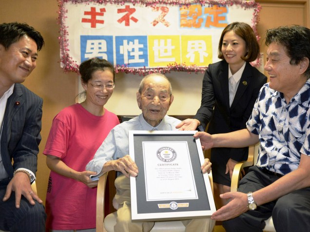 Em um lar de idosos em Nagoya, região central do Japão, Yasutaro Koide recebe certificado do Guinness World Records após ser reconhecido como o homem mais velho do mundo. Koide tem 112 anos e se tornou o homem mais velho do mundo depois da morte de Sakari Momo - 21/08/2015
