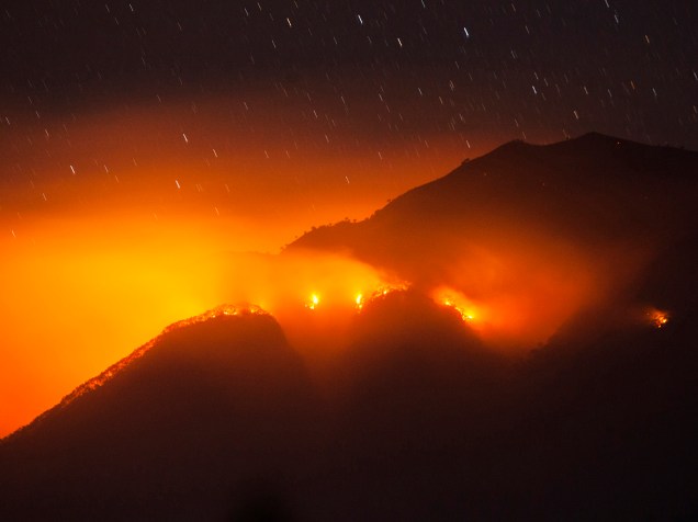 Foto tirada antes do amanhecer mostra chamas tomando a floresta no Monte Merbabu, na Indonésia. A região é afetada por uma seca que pode durar até o fim deste ano devido ao El Niño - 21/08/2015