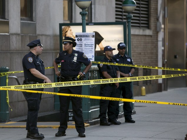 Polícia investiga local onde ocorreu um tiroteio em um prédio federal em Manhattan, Nova York. Uma pessoa foi morta e outra ferida gravemente - 21/08/2015