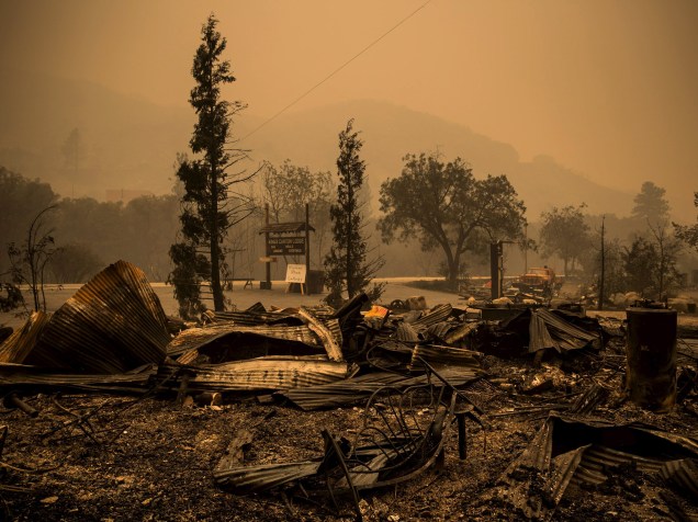 Chalés são destruídos pelas chamas após incêndio no Parque Nacional da Sequoia, Califórnia. O estado sofre sua pior seca, cerca de 2,500 pessoas foram forçadas a deixar um conjunto de acampamentos cristãos próximo a Fresno devido ao incêndio - 21/08/2015