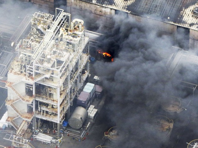 Vista aérea de um incêndio em uma fábrica de tubos em Kawasaki, ao sul de Tóquio, no Japão - 24/08/2015