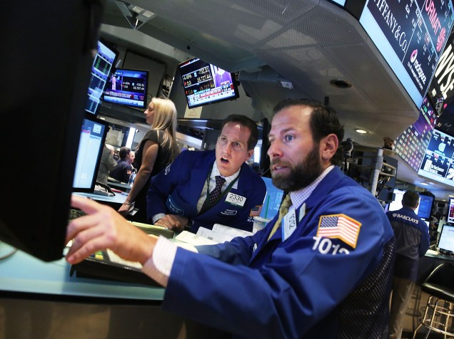 Funcionários preparam o dia de negócios no saguão da bolsa de valores de Nova York. Wall Street desabou na abertura das operações - 24/08/2015