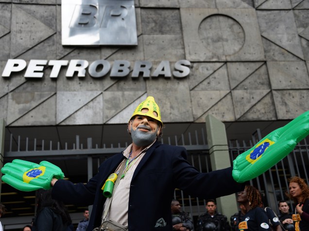 Funcionários do Comperj (Complexo Petroquímico do Rio de Janeiro) fazem um protesto em frente à sede da Petrobras, no Centro do Rio, na tarde desta segunda-feira (24)