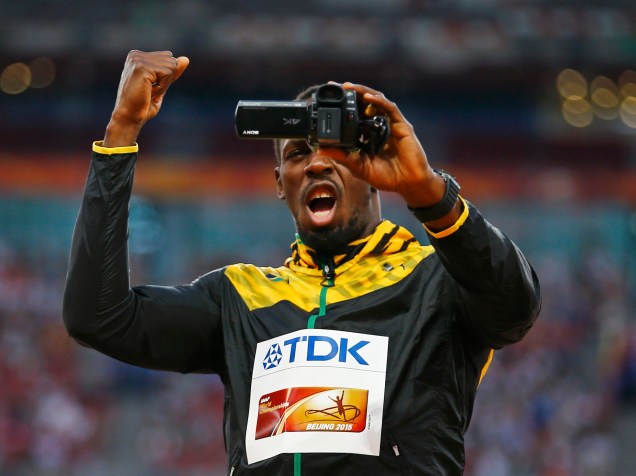 Usain Bolt, da Jamaica, filma a cerimônia de premiação da corrida de 100 metros masculina no Mundial de Atletismo, em Pequim, China