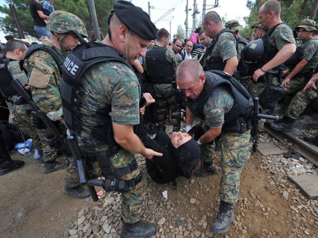Milhares de refugiados, em maioria sírios que fogem da guerra civil, atravessam a Macedônia e Sérvia rumo à União Europeia. A polícia macedônia decidiu abrir as fronteiras no sábado à noite, após os refugiados terem tentado forçar as barreiras fronteiriça - 24/08/2015