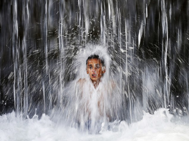 Menino é fotografado em uma cachoeira em Cabul, no Afeganistão