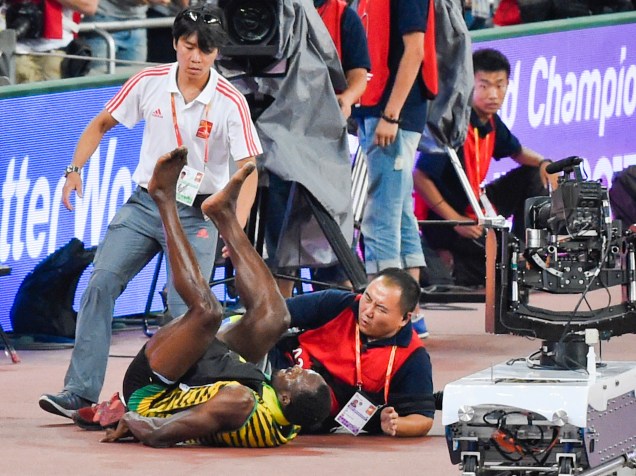 Usain Bolt foi derrubado por cinegrafista enquanto celebrava a vitória nos 200 metros masculinos, no Mundial de atletismo em Pequim, China