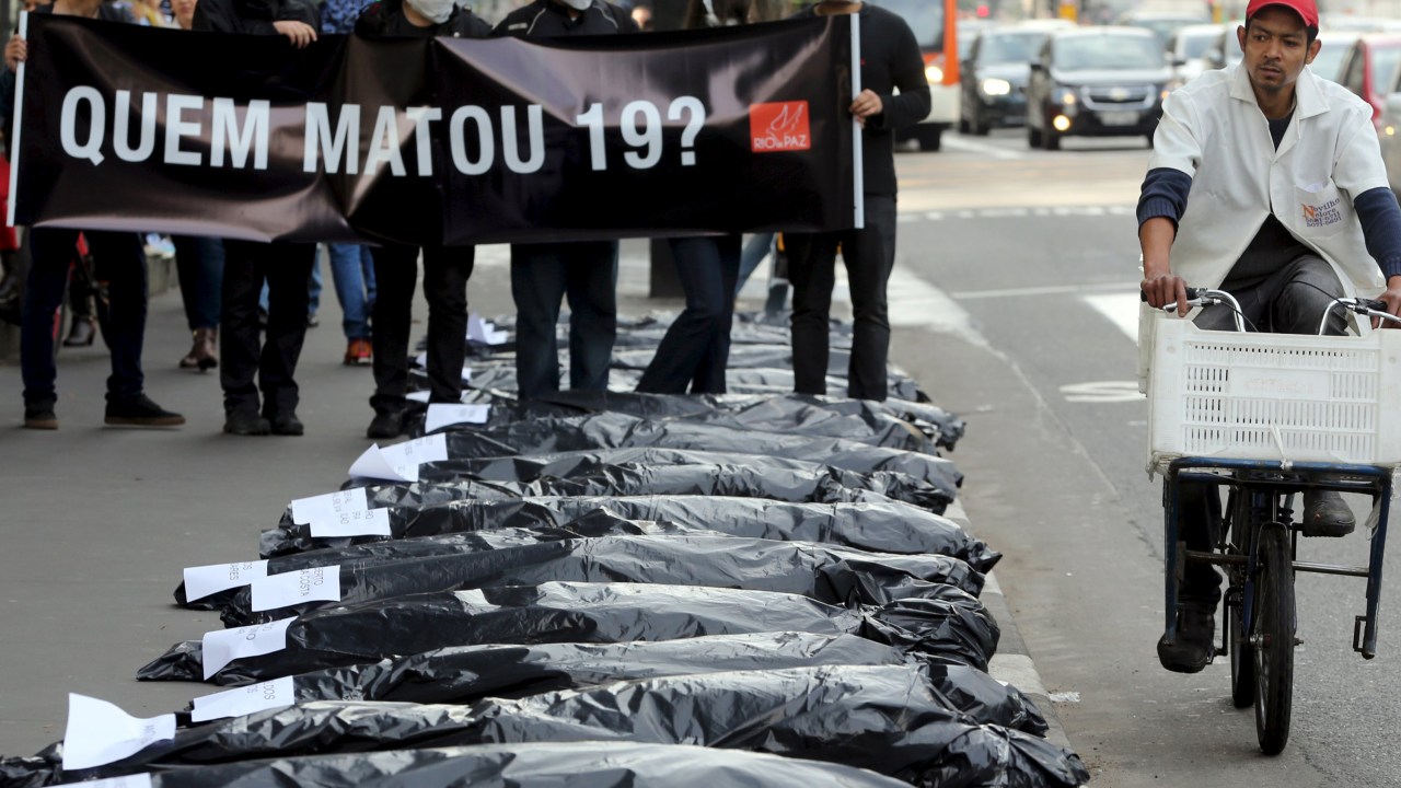 Protesto da ONG 'Rio de Paz' na Avenida Paulista em solidariedade aos parentes das 19 pessoas mortas na chacina em Osasco e Barueri - 28/09/2015