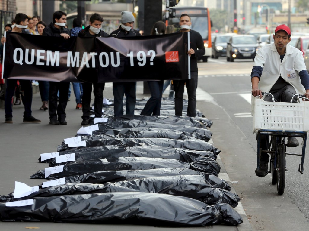 Ativistas da ONG 'Rio de Paz' protestam na Avenida Paulista em solidariedade aos parentes das 19 pessoas mortas na chacina em Osasco e Barueri - 28/09/2015