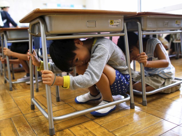 Alunos participam de simulação de terremoto em uma escola de Tóquio. Nesta terça-feira o Japão lembra um dos maiores tremores que atingiu o país em 1923, mais de 100 mil pessoas morreram - 01/09/2015