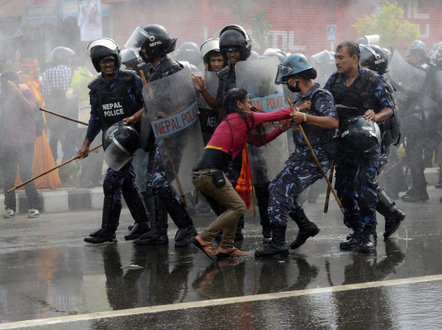 Policial prende ativista hindu enquanto manifestantes tentam entrar em uma área isolada próximo ao parlamento para protestar exigindo que o Nepal seja declarado um estado hindu, em Catmandu - 01/09/2015