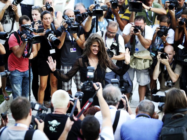 Atriz e modelo italiana Elisa Sednaoui acena ao chegar 72ª edição do Festival Internacional de Cinema de Veneza, na Itália