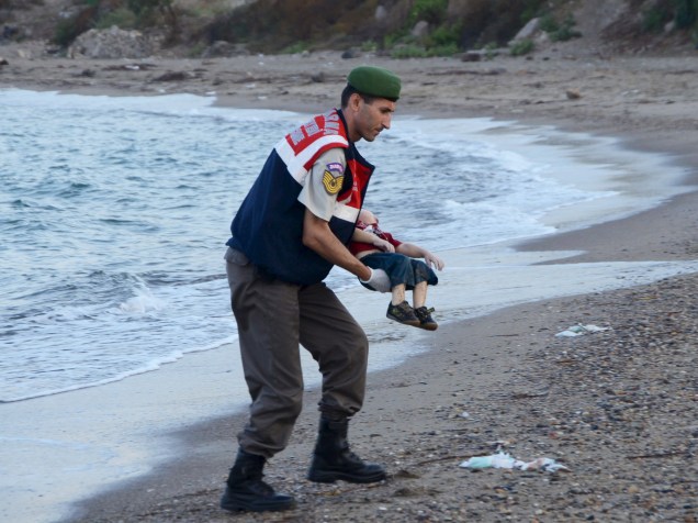  A foto de um policial turco carregando uma criança morta por afogamento em uma praia de um dos principais destinos turísticos da Turquia chocou o mundo nesta quarta-feira (02). A criança era um dos 12 refugiados sírios que morreram afogados tentando chegar à ilha grega de Kos.