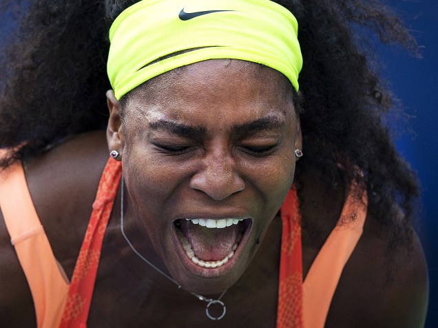 A tenista americana Serena Williams, comemora ao vencer o primeiro set na partida contra a holandesa Kiki Bertens durante a  segunda rodada do aberto dos Estados Unidos, em Nova York