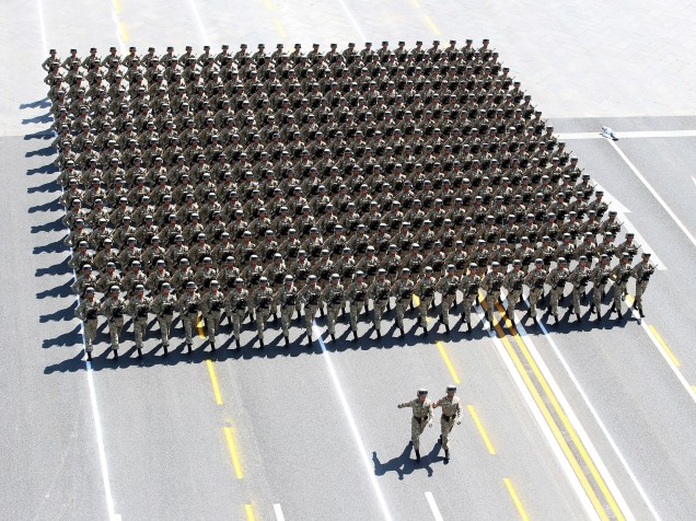 Em Pequim, na China, soldados do exército desfilam pela Praça Tiananmen, em comemoração ao 70º aniversário do fim da Segunda Guerra Mundial