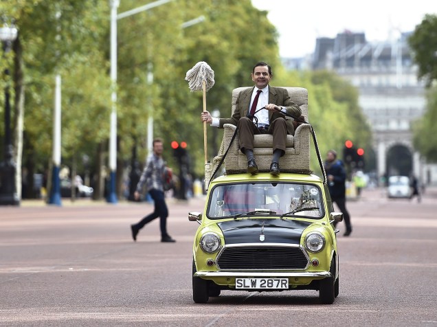 O ator britânico Rowan Atkinson, caracterizado como o personagem "Mr Bean", passeia pelo centro de Londres para comemorar os 25 anos da série