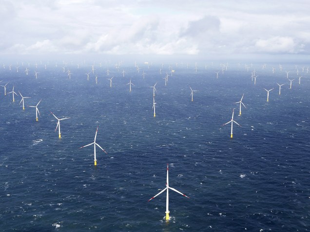 Turbinas de moinhos de vento são vistos no parque eólico Amrumbank West, na costa norte perto da ilha de Amrum, na Alemanha