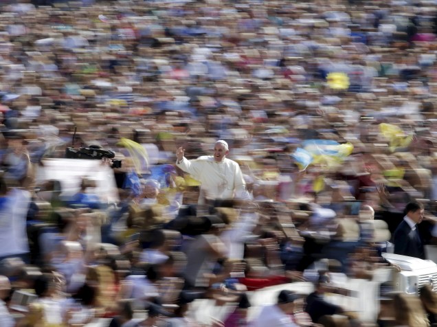 O papa Francisco acena enquanto lidera uma audiência geral na Praça de São Pedro, no Vaticano