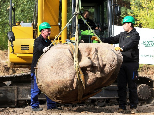 Trabalhadores erguem a cabeça de estátua do líder soviético encontrada em uma floresta de Berlim, na Alemanha - 10/09/2015