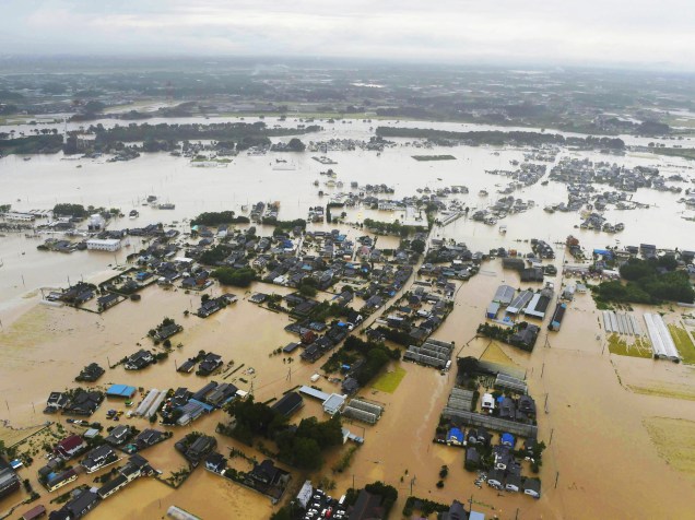 Área residencial de Ibarak (Japão) fica completamente inundada após passagem do Tufão Etau. Mais de 140 mil pessoas ficaram desabrigadas - 10/09/2015