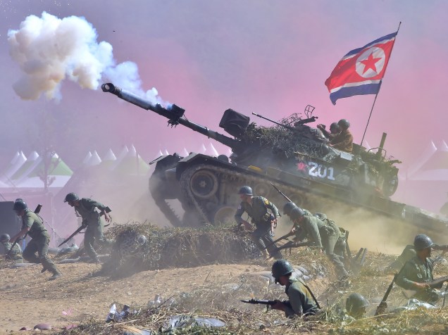 Soldados sul-coreanos interpretam forças norte-coreanas e sul-coreanas em uma reencenação da batalha de 1950 do rio Nakdong, no aniversário de 65 anos da cidade de Waegwan, Coréia do Sul - 10/09/2015